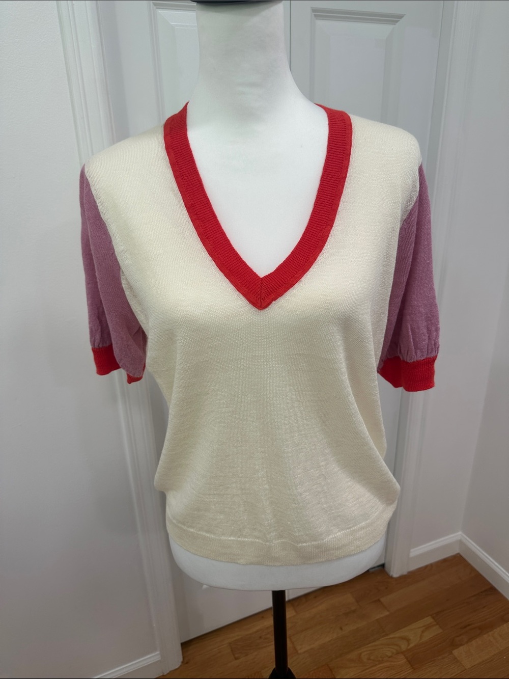 Boden Liv V-Neck Linen T-Shirt
Warm Ivory/ Soft Lavender Pink